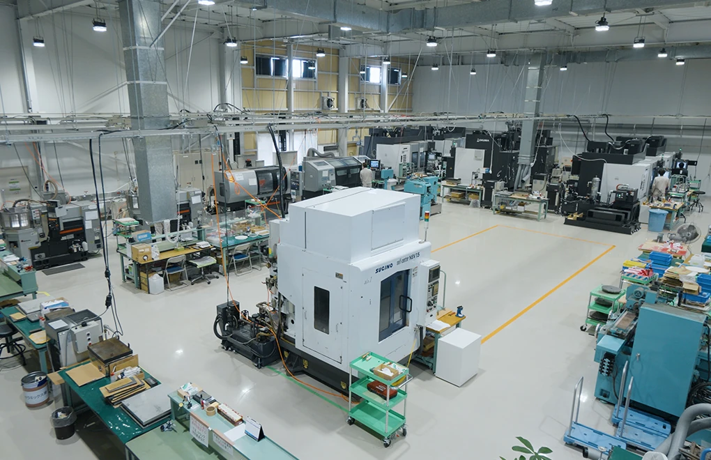 多数の生産設備を備えた工場の全景